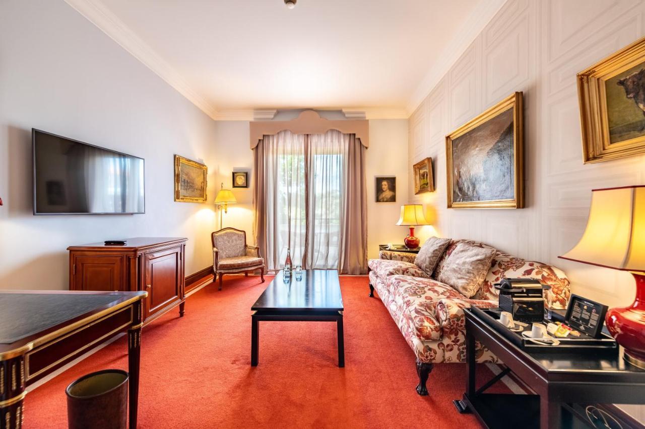 Pestana Palace Lisboa Hotel & National Monument - The Leading Hotels Of The World Esterno foto A living room at the hotel