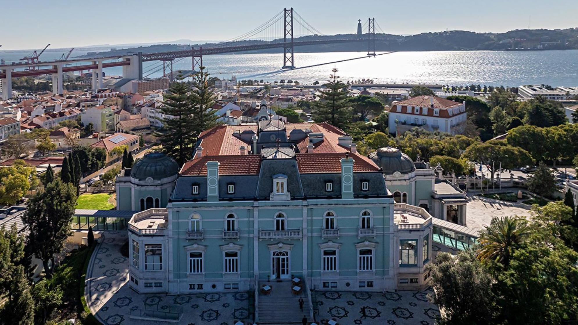 Pestana Palace Lisboa Hotel & National Monument - The Leading Hotels Of The World Esterno foto The Palace of the Dukes of Cadaval, the main building of the National Museum of Archaeology.