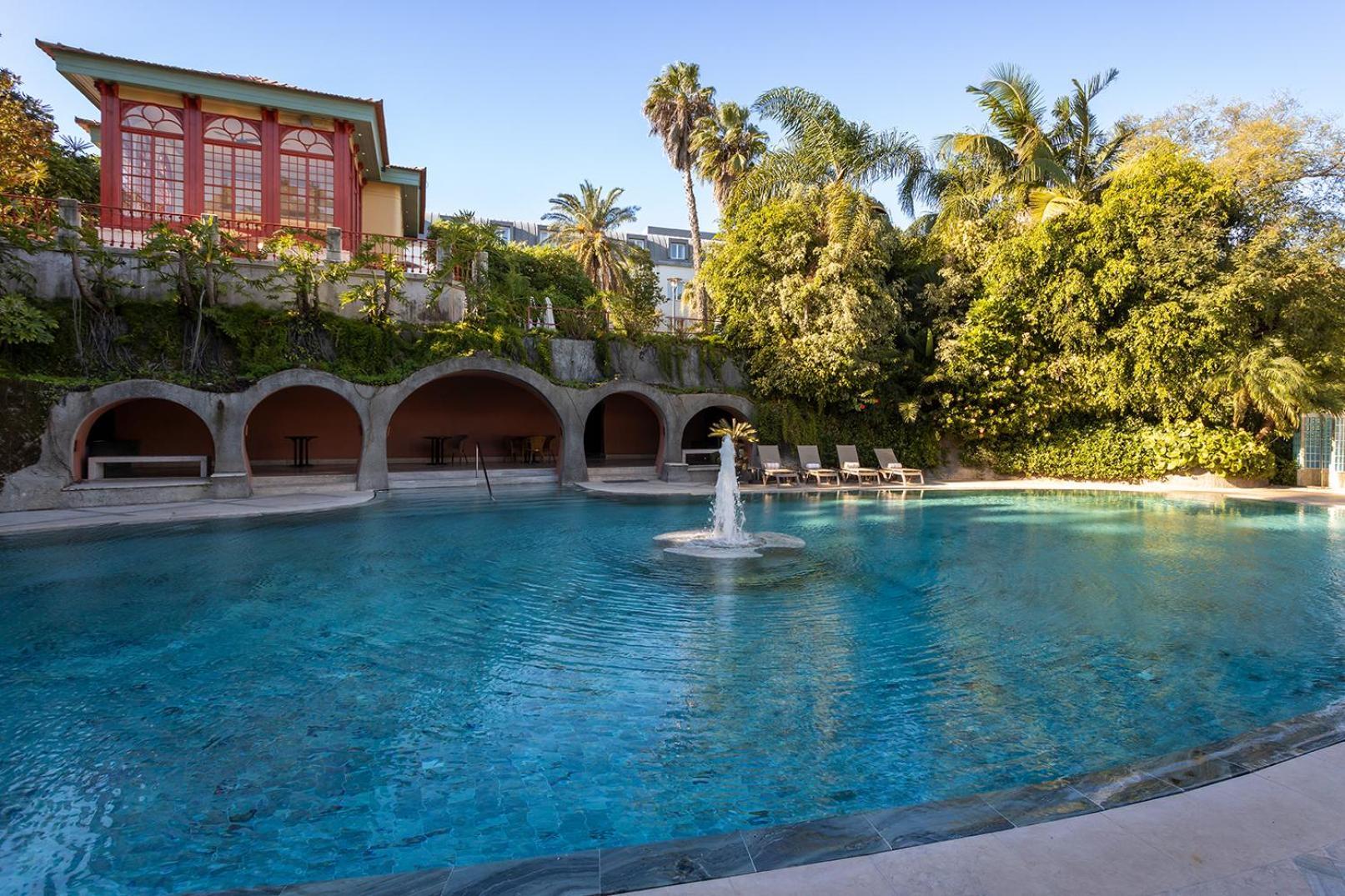Pestana Palace Lisboa Hotel & National Monument - The Leading Hotels Of The World Esterno foto The swimming pool at the hotel
