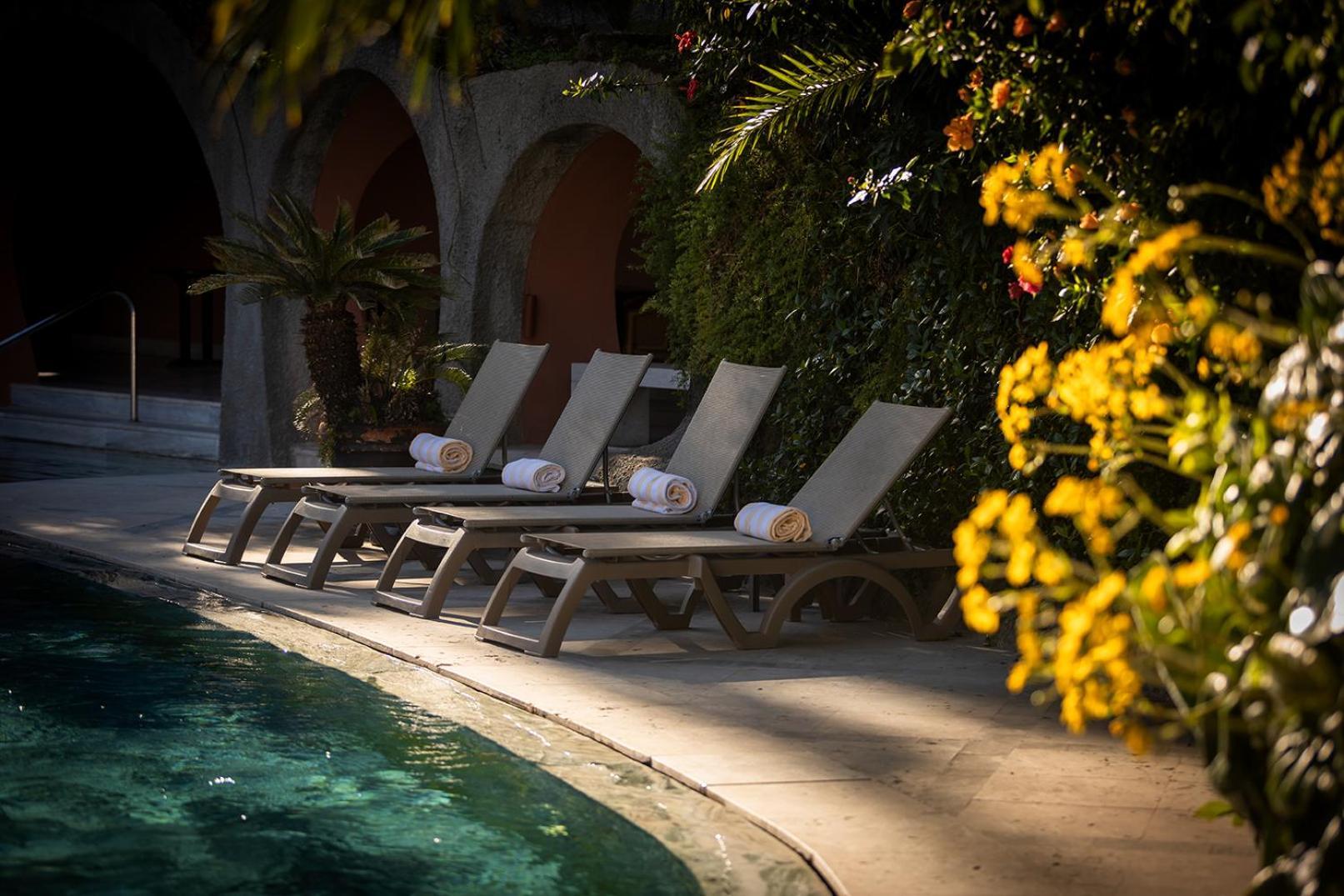 Pestana Palace Lisboa Hotel & National Monument - The Leading Hotels Of The World Esterno foto The swimming pool at the hotel