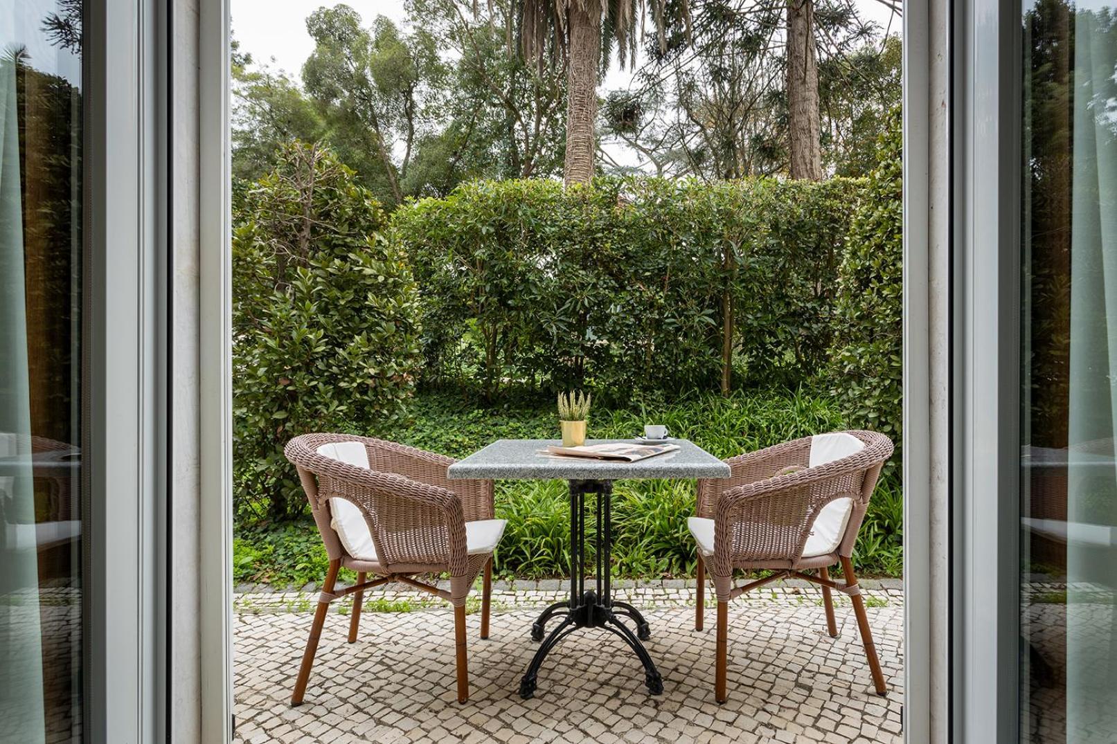 Pestana Palace Lisboa Hotel & National Monument - The Leading Hotels Of The World Esterno foto A patio in Lisbon, Portugal