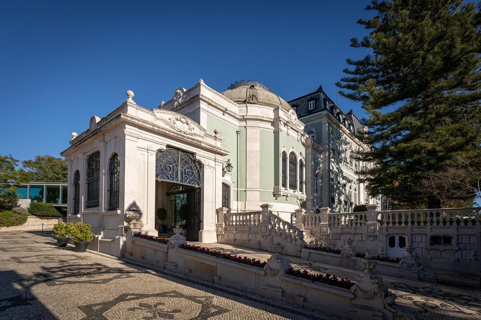 Pestana Palace Lisboa Hotel & National Monument - The Leading Hotels Of The World Esterno foto The entrance to the chapel of the cemetery